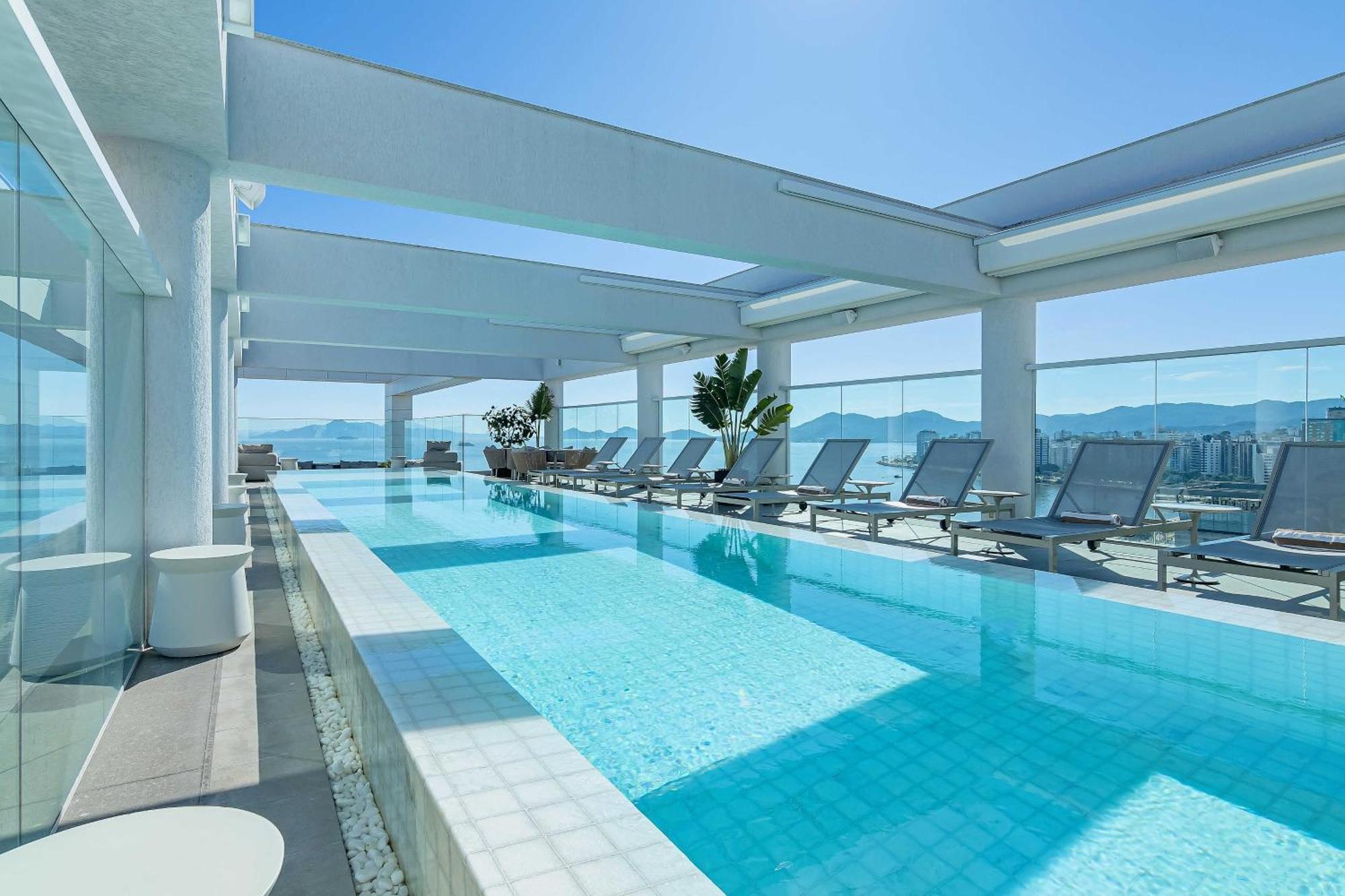 Lk Design Hotel Florianópolis Exteriér fotografie The rooftop pool at the hotel